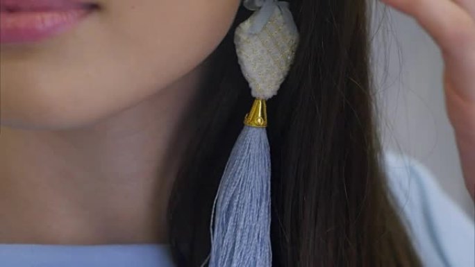 优雅的黑发女人戴着漂亮的耳环