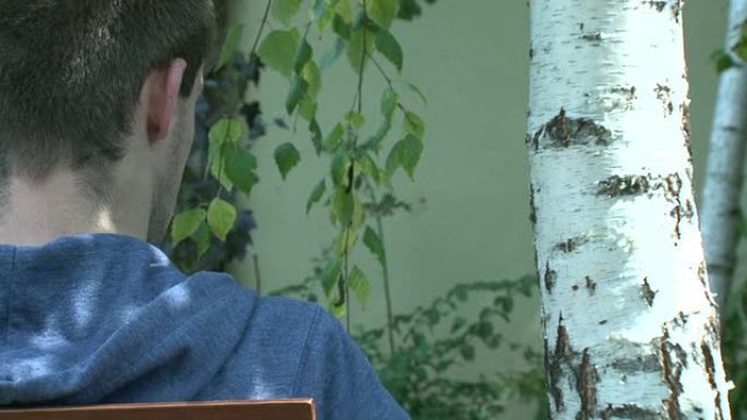 生态概念-青少年从树上充电智能手机