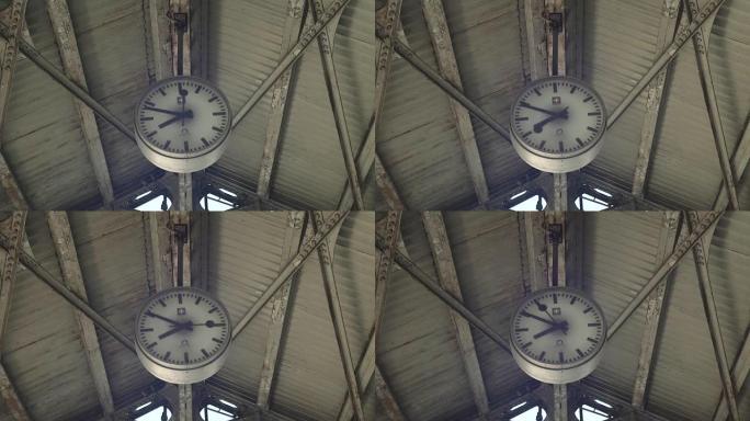旧复古时钟在车站