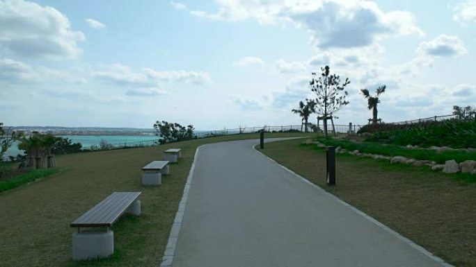 4K，公园里的空长凳和小路。冲绳，Senaga-jima