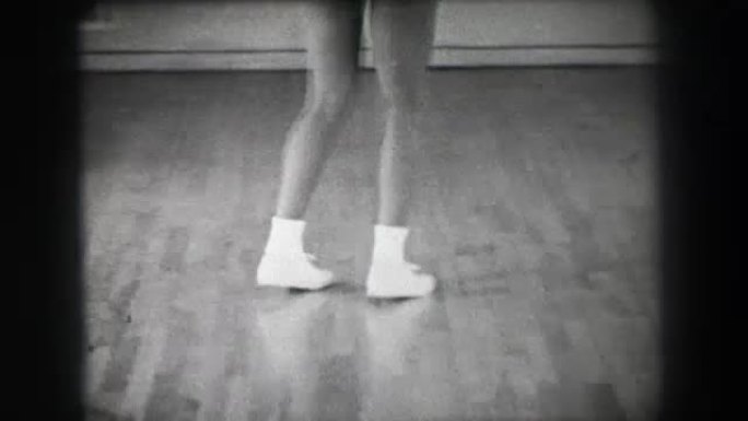 1966:爵士舞移动2个近距离后踢步拖步滑梯。