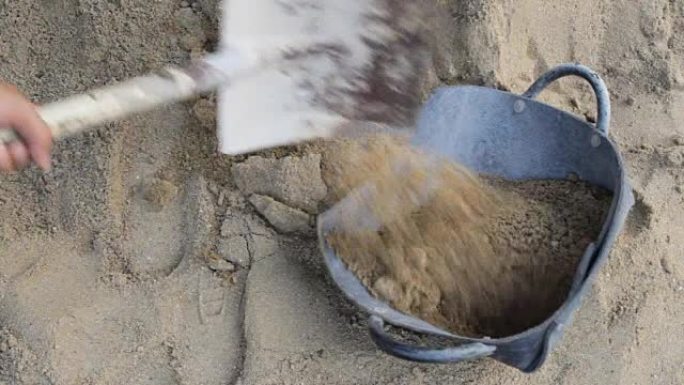 工人铲沙用于建筑，视频