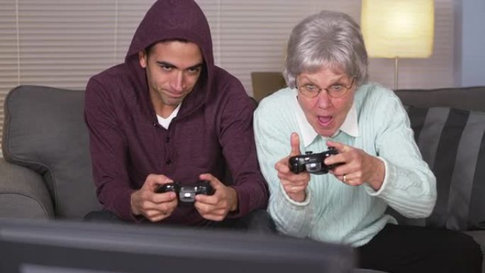 疯奶奶玩电子游戏赢了孙子