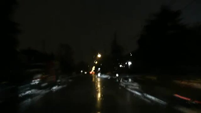 雨夜中的延时黑暗仪表盘相机汽车场景