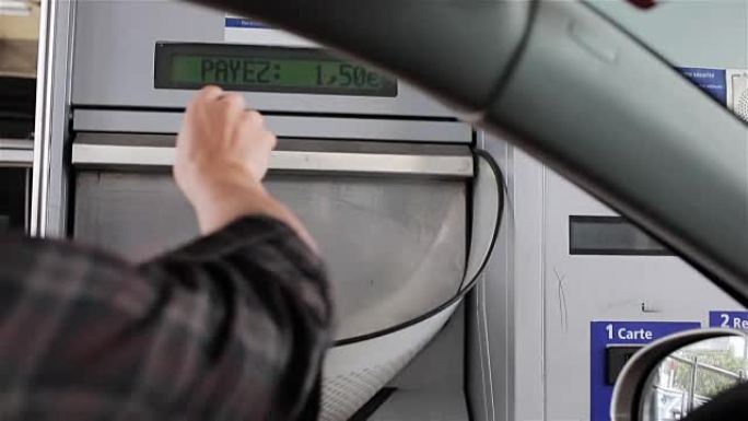 司机手扔硬币在收费公路摊位篮子在法国欧洲。停止支付通行费，将现金扔向收集者目标箱移动到登机口。收费广