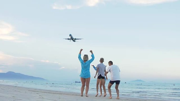 带着孩子的家庭高兴地迎接飞机降落到海上机场。