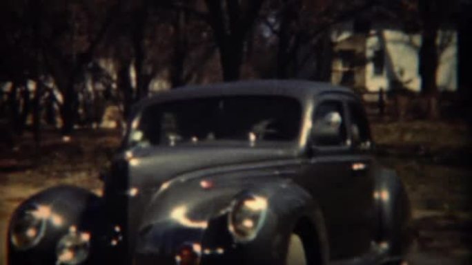 1937: 经典别克深蓝色灰色汽车远离农村家庭。
