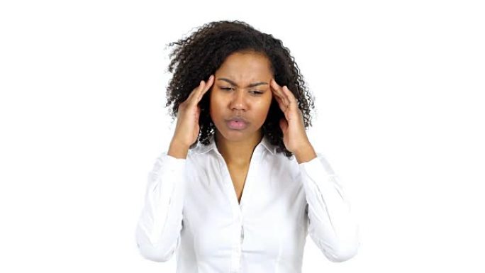 沮丧的黑人妇女头痛，白色背景