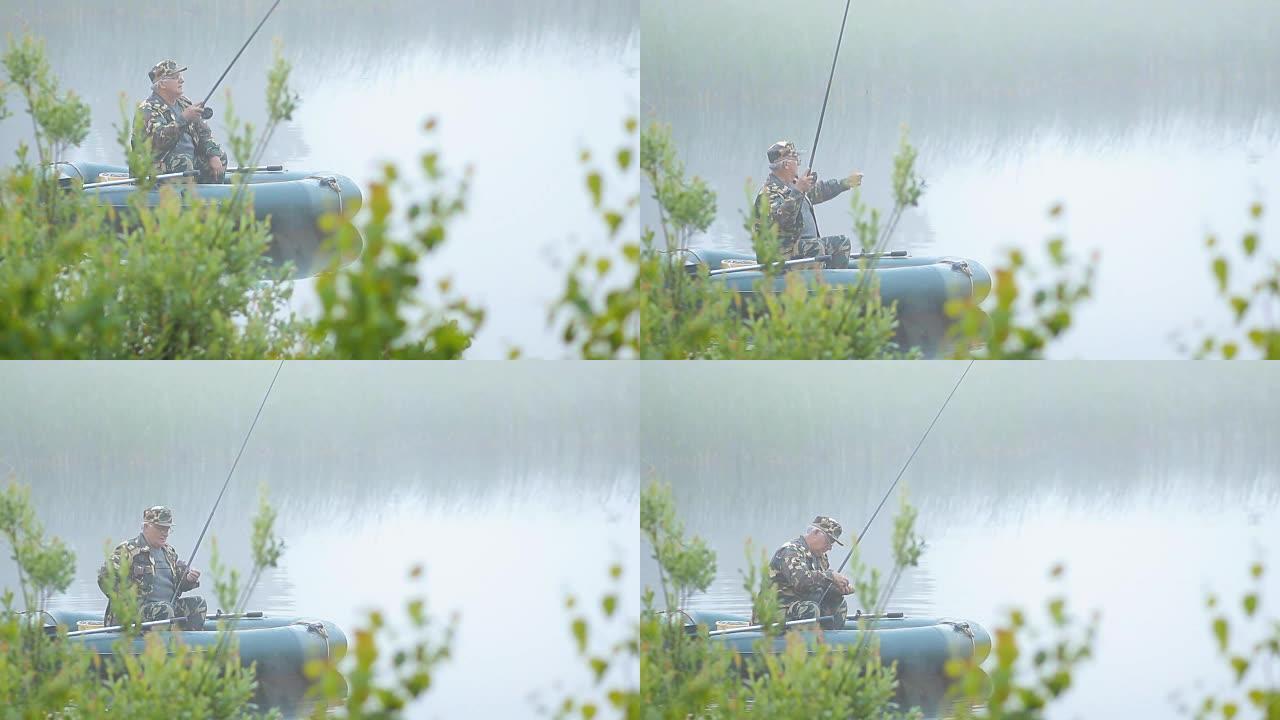 一个渔夫在船上，用钓鱼竿等鱼。清晨湖上有雾