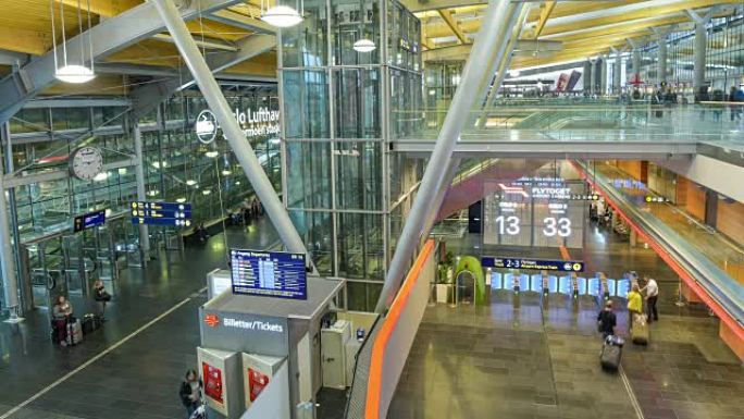 机场柜台大厅旅客人群的全景