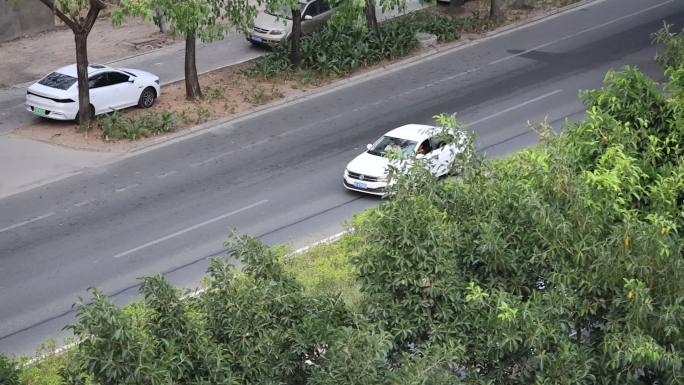 俯视街景跟拍车辆白色大众汽车