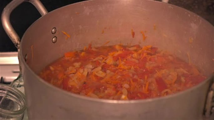 在平底锅中煮蔬菜以进行罐装