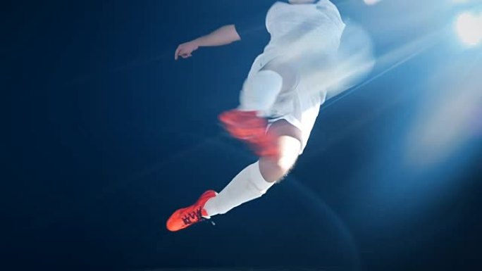 足球运动员跳跃和踢球