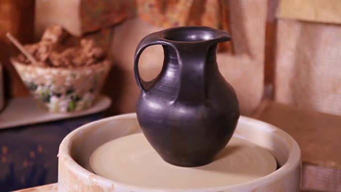 美丽的粘土陶工的水罐旋转
