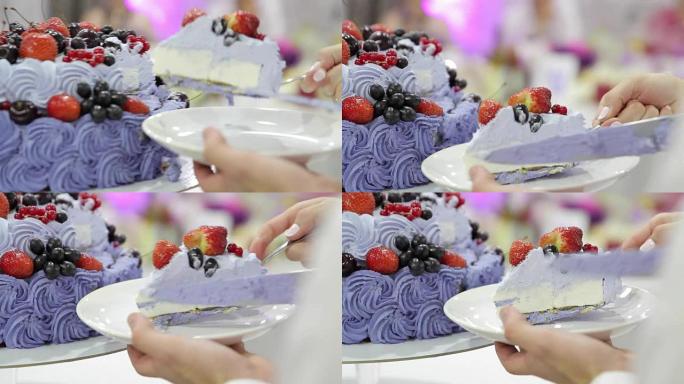 结婚蛋糕，生日蛋糕。用草莓和奶油片蛋糕用刀将男人的手切成薄片。切一块甜甜点。食物，蛋糕圣诞节。切蛋糕