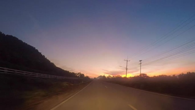 日出在上午5:45的考亚路行驶。