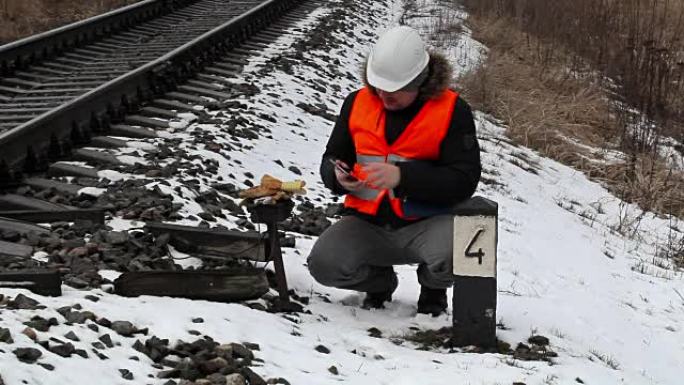 铁路员工检查信号继电器