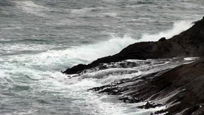 海浪撞击熔岩海岸慢动作