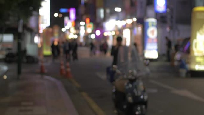韩国首尔夜间有照明商店横幅的街道