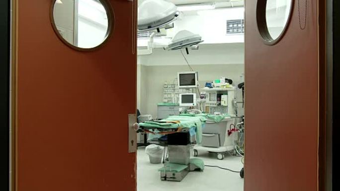 医院。医学。手术前的手术室。无菌手术器械