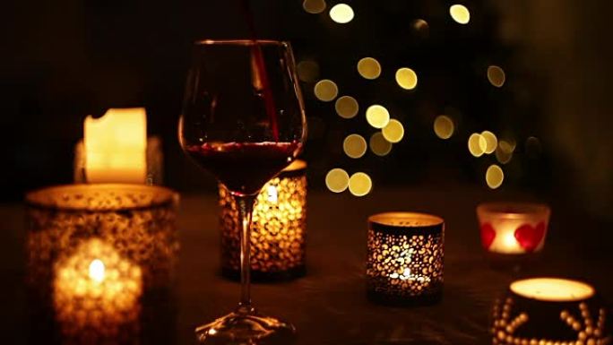 永无止境的葡萄酒浇筑有圣诞树背景的无缝镜头