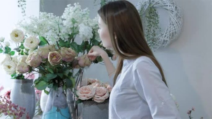 女花店在花店的花瓶中排花