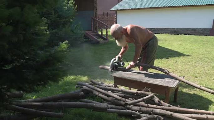 老人锯木头