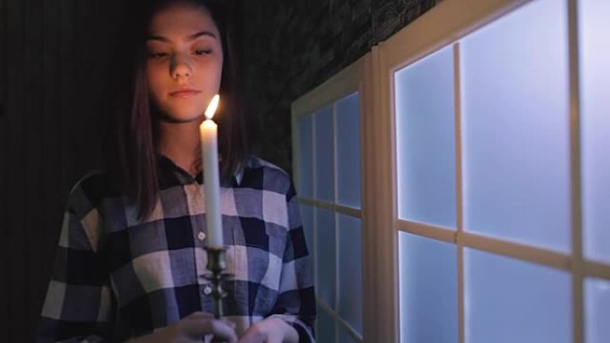 万圣节之夜，十几岁的女孩拿着蜡烛