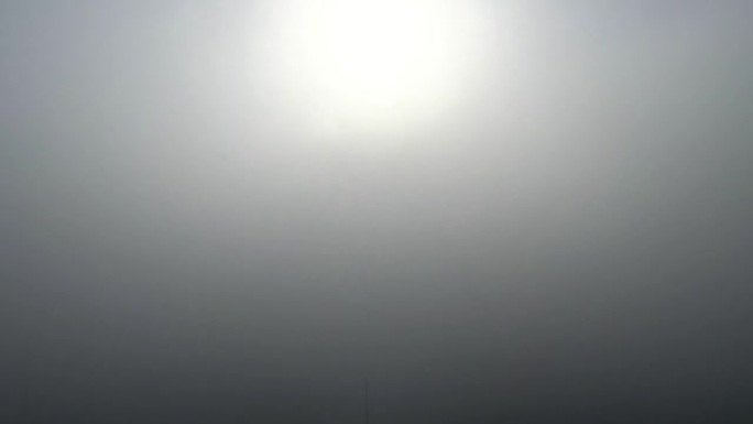浓雾和薄雾中的灯塔，鸟瞰图