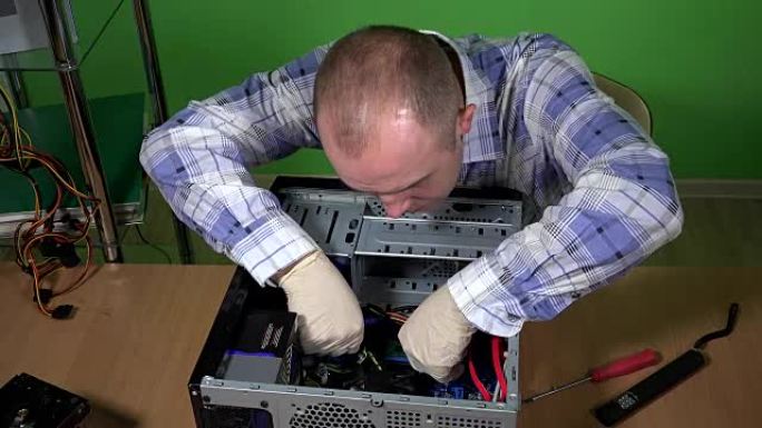 熟练的计算机服务工人将ram内存安装到台式机中