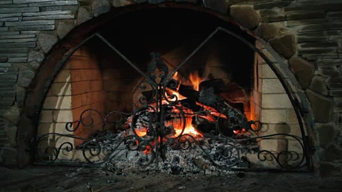 壁炉石。壁炉里烧木头。