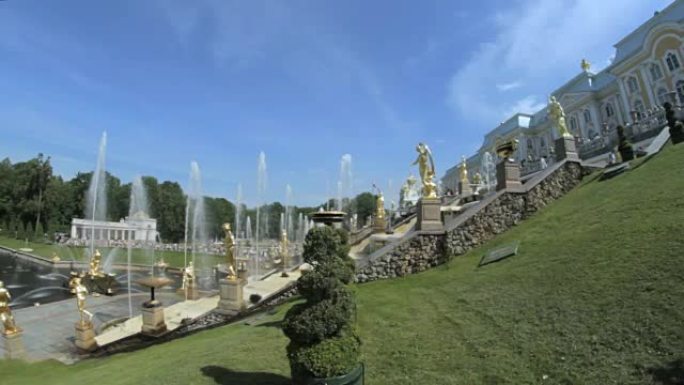 彼得霍夫公园著名的大瀑布，侧面的中央级联喷泉，许多黄金雕塑