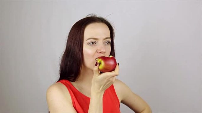 吃红苹果的年轻美女
