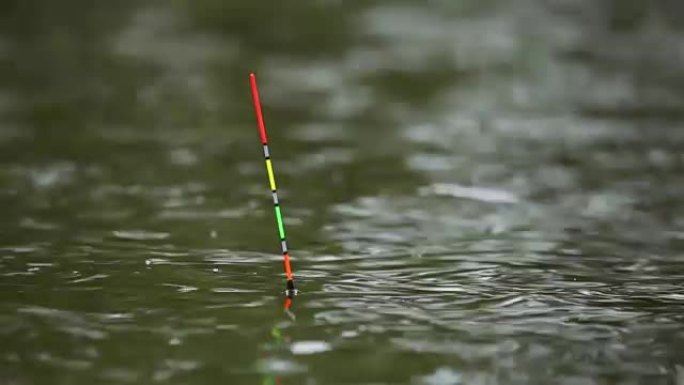 在海浪上钓鱼浮子