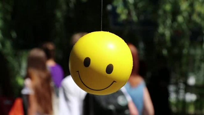 微笑的黄色球