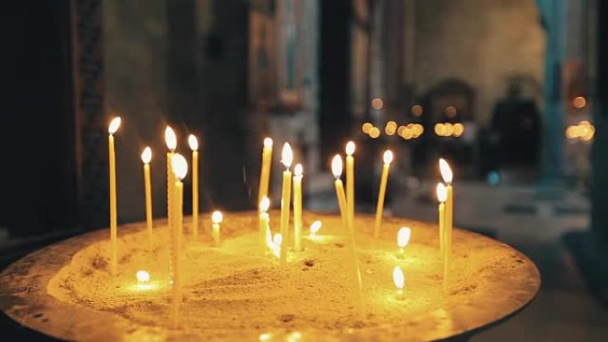 教堂中燃烧的许多蜡烛