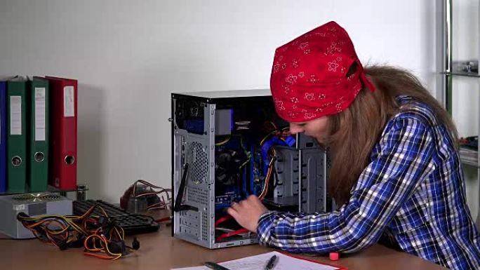 专业电脑修理工女孩升级电脑硬件
