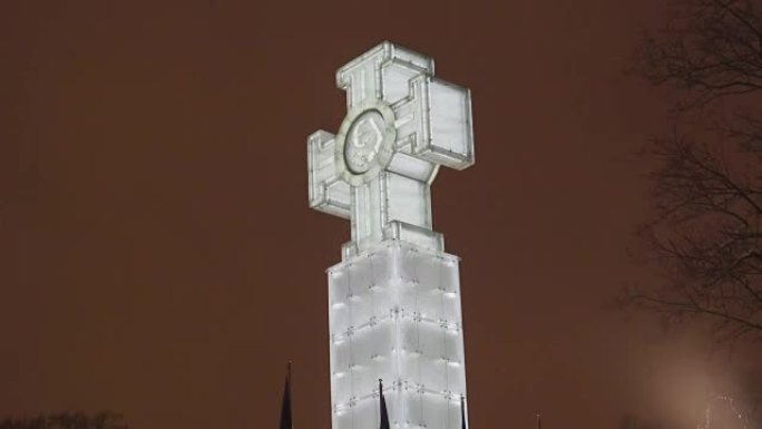 爱沙尼亚自由广场的白色十字架