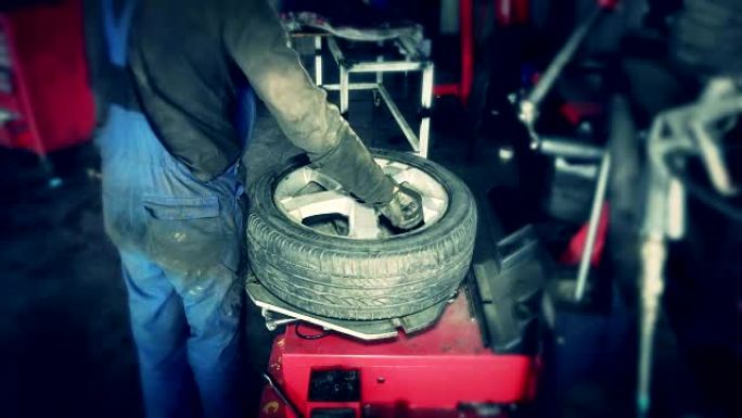 汽车维修中更换轮胎的机械师。轮胎旋转机