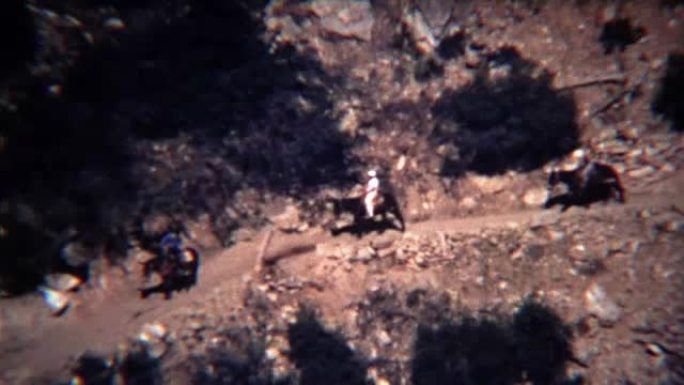 1972: 一排排的骑马者沿着陡峭的登山步道走下来。