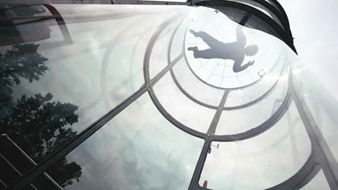 男子跳伞运动员在空中飞行风洞慢动作。极端跳伞