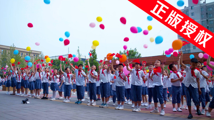 小学生欢呼 小学生放飞气球