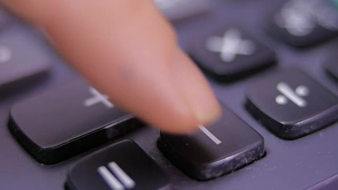 在计算器上按加号键关闭手指。