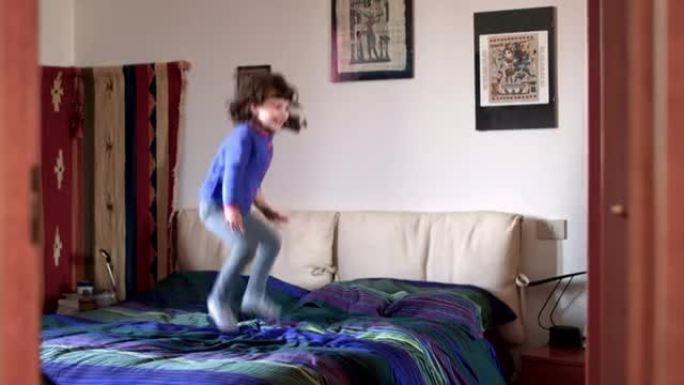 千禧一代的孩子在床上玩耍和跳跃