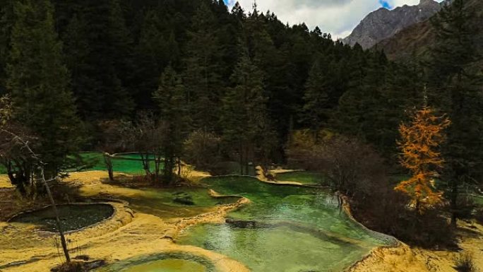 中国四川黄龙山自然钙化池