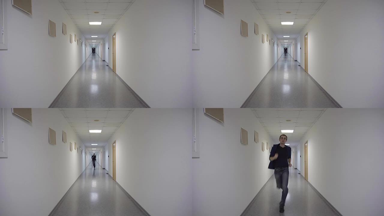 一个人穿过一条长长的走廊