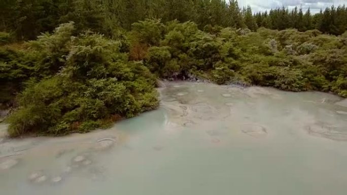 无人机鸟瞰新西兰罗托鲁瓦沸腾的热泥浆池
