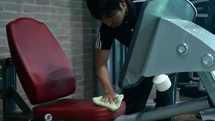 亚洲男子清洁健身器材