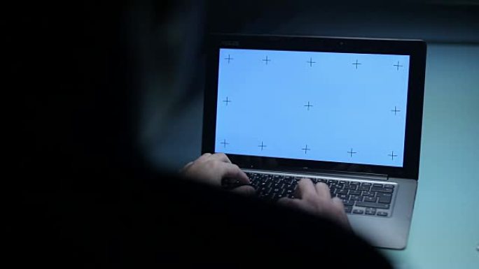 在计算机上工作的人在屏幕上跟踪参考