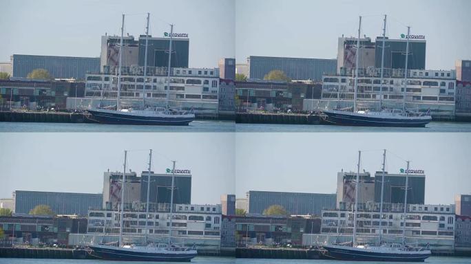 鹿特丹港白色帆船的景色